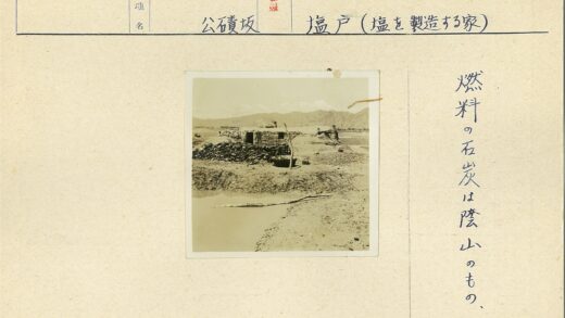 岩石环绕的土坯房与远山.jpg