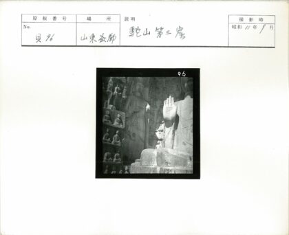 岩石背景中的大型石像雕刻细节.jpg