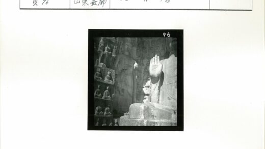 岩石背景中的大型石像雕刻细节.jpg