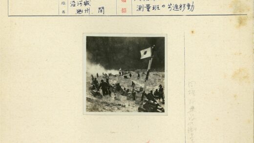 岩石草地上的旗杆与烟雾.jpg