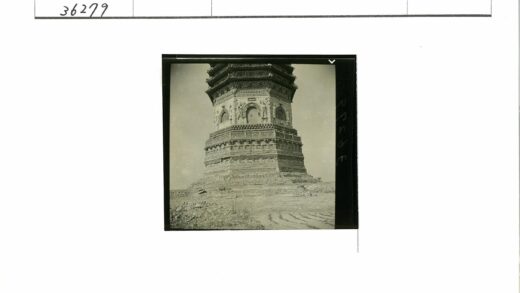 岩石荒原上的精雕古塔.jpg