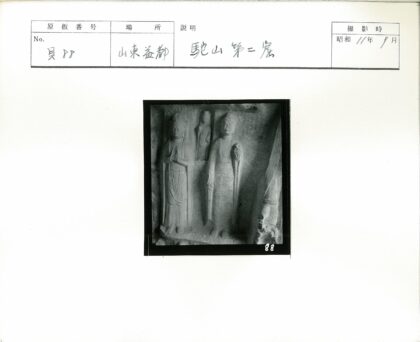 岩石表面三人石雕细节.jpg