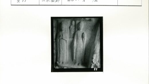 岩石表面三人石雕细节.jpg