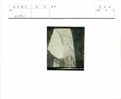 岩石表面人物石雕特写.jpg
