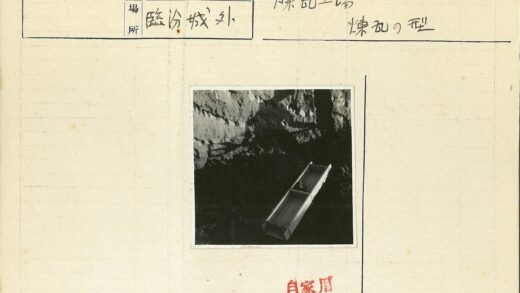 岩石裂缝中的泥土木盒.jpg
