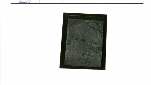 岩石裂缝中的神秘方形洞口.jpg