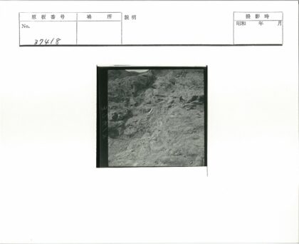 岩石间圆柱体与远山建筑.jpg