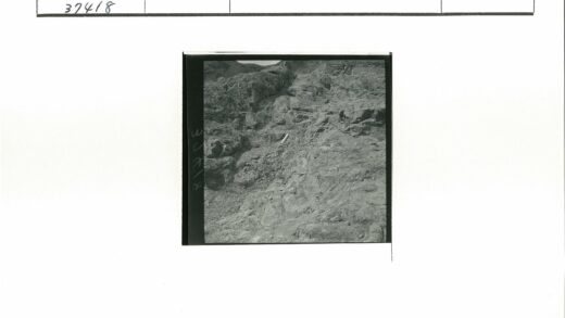 岩石间圆柱体与远山建筑.jpg