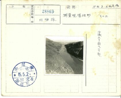 岩石间蜿蜒的河流山丘景色.jpg