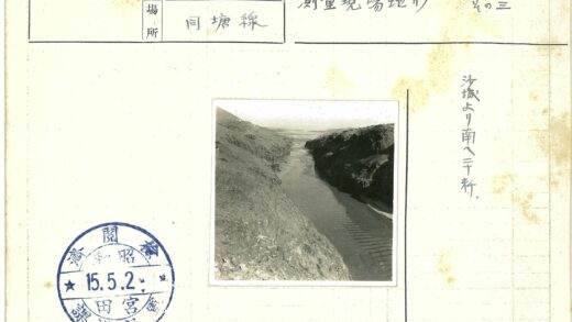岩石间蜿蜒的河流山丘景色.jpg