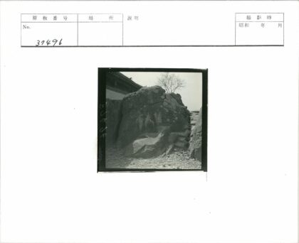 岩石雕刻与瓦顶建筑风光.jpg