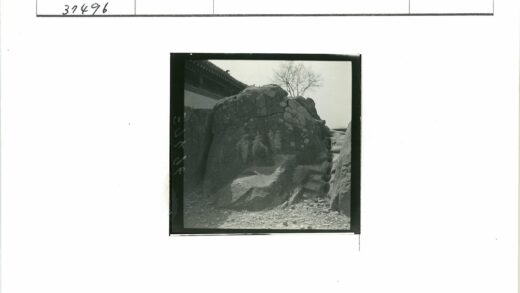 岩石雕刻与瓦顶建筑风光.jpg