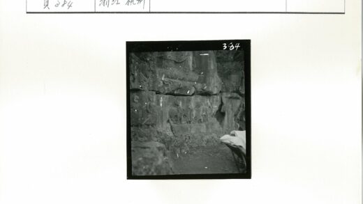 岩石雕刻与覆盖结构户外场景.jpg