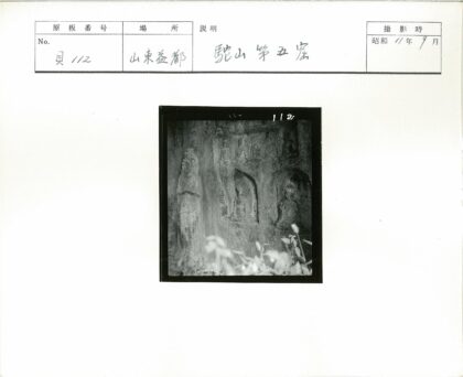 岩石雕刻人物与树叶景观.jpg