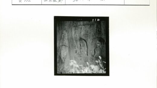 岩石雕刻人物与树叶景观.jpg
