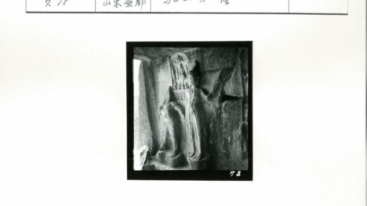 岩石雕刻站立与跪姿人物.jpg