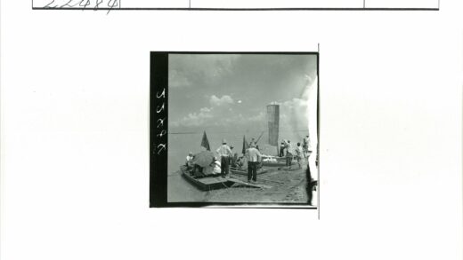 岸边人群举旗撑伞历史场景.jpg