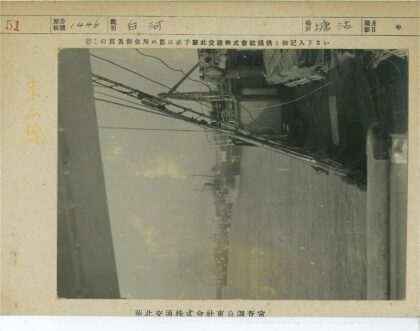 岸边停靠船只与城市背景.jpg