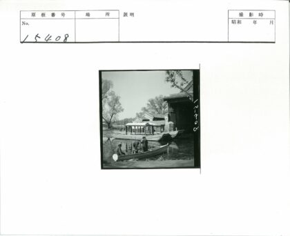 岸边划艇与古建筑风景.jpg