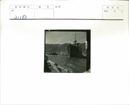 岸边大船与小拖船山脉背景.jpg