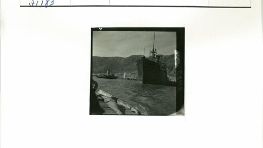 岸边大船与小拖船山脉背景.jpg