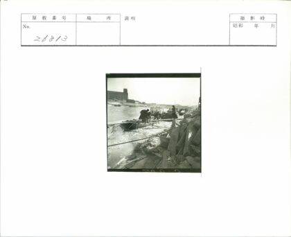 岸边工人与浮冰的船只.jpg