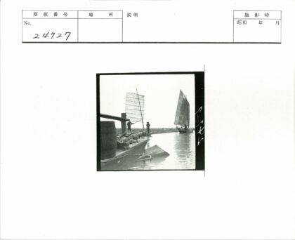 岸边帆船与木桶风景.jpg