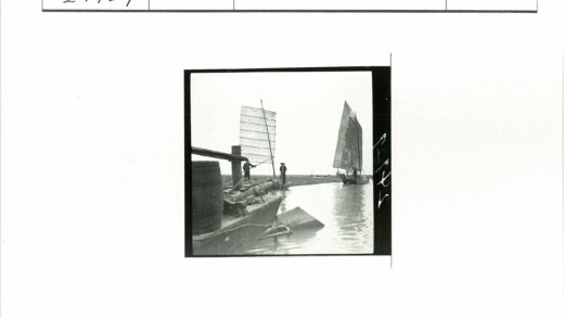 岸边帆船与木桶风景.jpg
