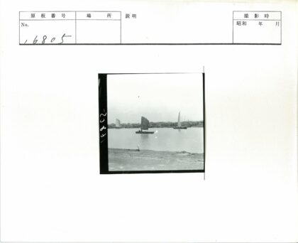 岸边帆船与海岸线建筑.jpg