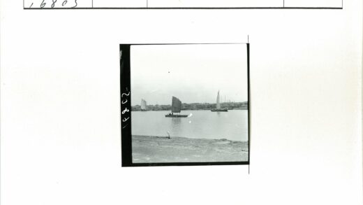 岸边帆船与海岸线建筑.jpg