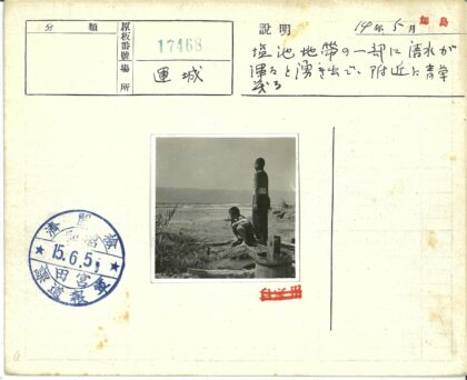 岸边木桶与山脉景色.jpg