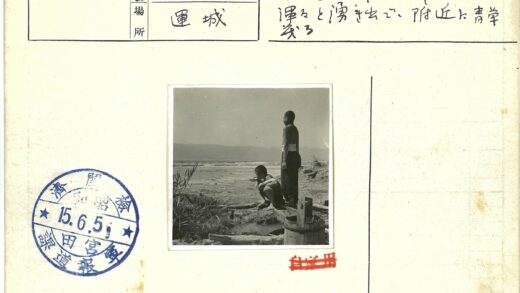 岸边木桶与山脉景色.jpg