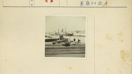 岸边木梁与工业船景.jpg