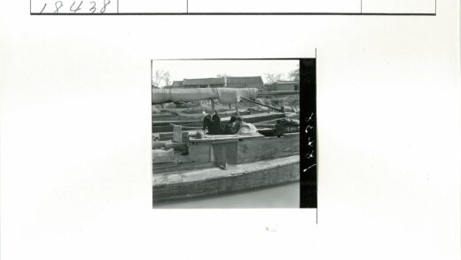 岸边木船与持布人.jpg
