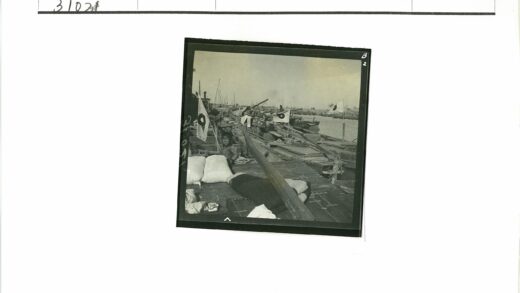 岸边木船与海湾桅杆.jpg
