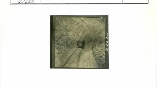 峡谷小火车轨道穿越.jpg