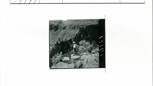 峡谷峭壁俯瞰自然景观.jpg