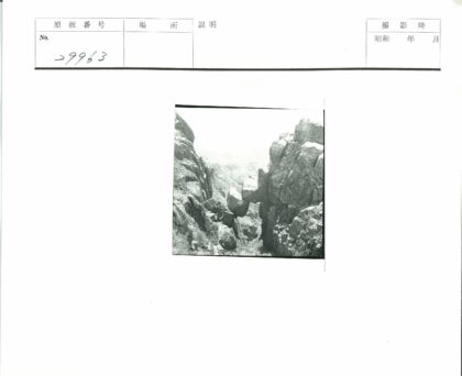 峡谷巨石与崎岖地貌.jpg