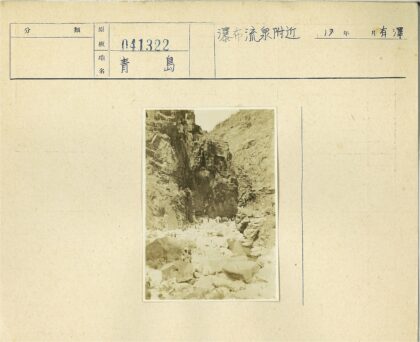 峡谷探险悬崖溪流景观.jpg