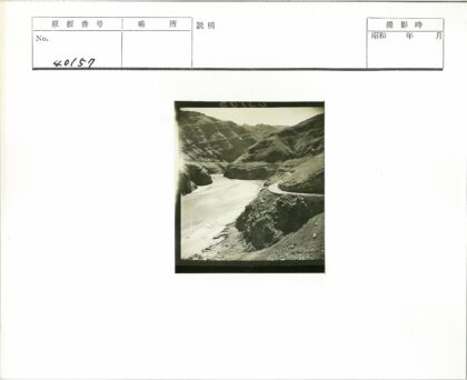 峡谷河流与陡峭山丘风光.jpg