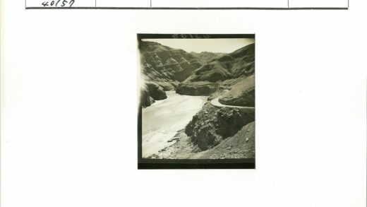峡谷河流与陡峭山丘风光.jpg