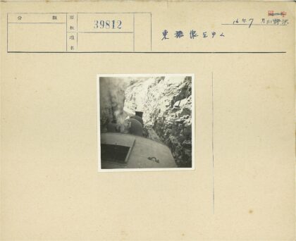 峡谷蒸汽机车行驶.jpg