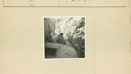 峡谷蒸汽机车行驶.jpg
