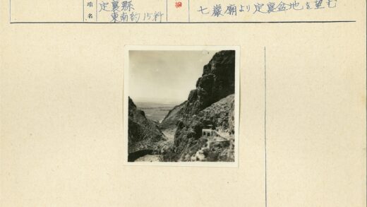 峭壁小屋远眺平原风光.jpg