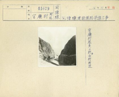 峭壁间流淌的宁静河流.jpg