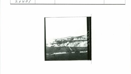 崎岖丘陵岩层景观.jpg