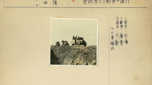崎岖土路上行驶的三辆卡车.jpg
