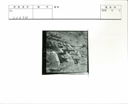 崎岖地形上的矩形建筑群.jpg