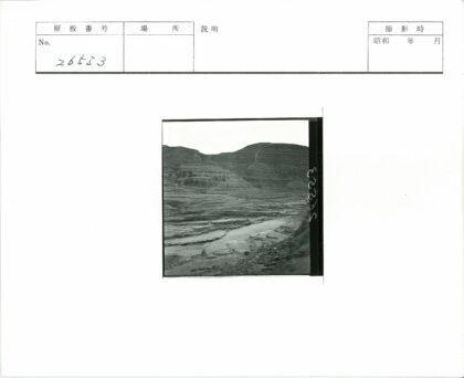 崎岖山丘与蜿蜒河流自然景观.jpg