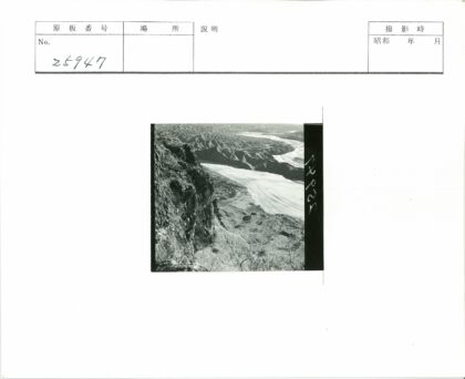 崎岖山地与河床农田俯瞰.jpg